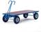 Een blauwe transportwagen met vier grote wielen en een lange handgreep om te trekken, op een witte achtergrond.