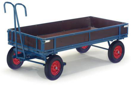 Blauwe bolderwagen met rode wielen en hoge handgrepen, ideaal voor het vervoeren van tuingereedschap of vergelijkbare voorwerpen.