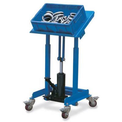 Blauwe mobiele heftafel met een kist bovenop, gevuld met verschillende onderdelen. Vier wielen onderaan voor gemakkelijke verplaatsbaarheid.