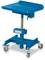 Blauwe mobiele tafel met vier wielen en een in hoogte verstelbaar platform, geschikt voor transport en ondersteuning van machines.