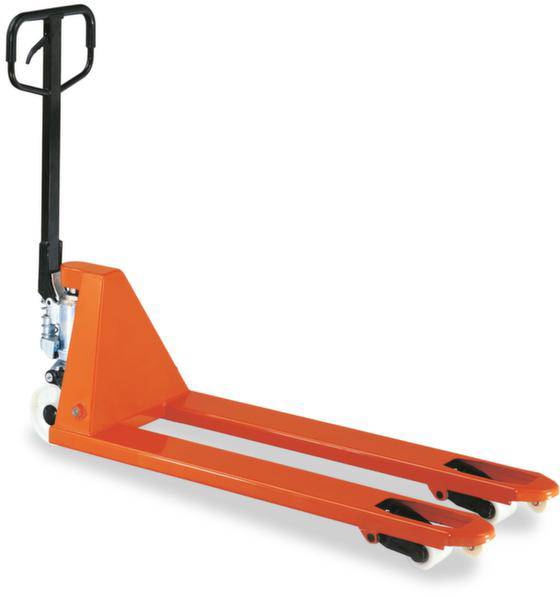 Oranje pompwagen met zwarte handgreep, staand op grondniveau; geschikt voor het transporteren van pallets in magazijnen.