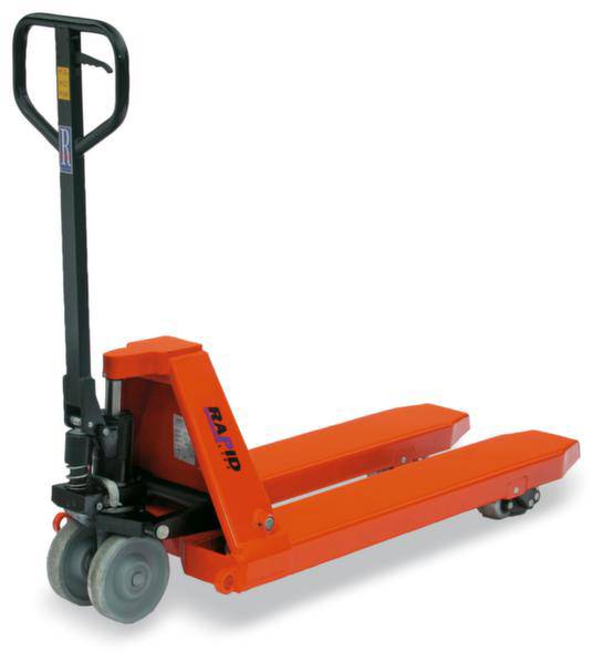 Een rode palletwagen met een zwarte handgreep en vier kleine wielen, staand op een witte ondergrond.