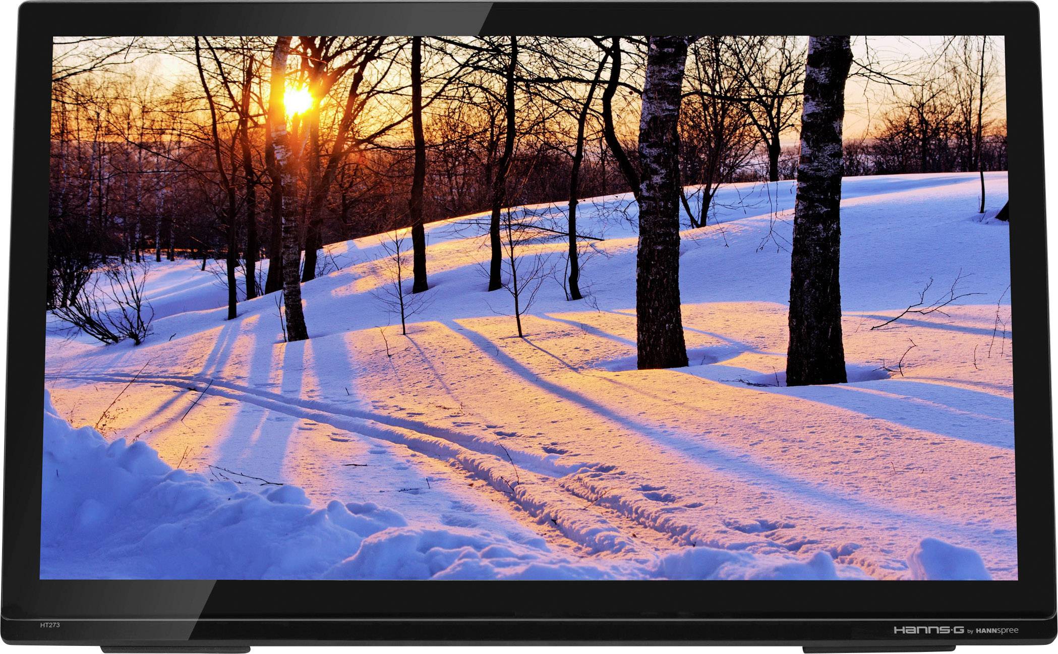 Een scherm toont een winterlandschap met met sneeuw bedekte grond, bomen en een zonsondergang die lange schaduwen werpt.