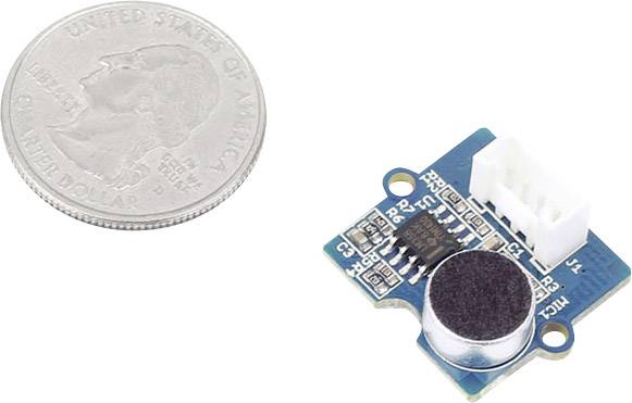 Microfoonmodule naast een munt als groottevergelijking. De munt is een kwartdollar. Module heeft een blauwe printplaat en een witte aansluiting.