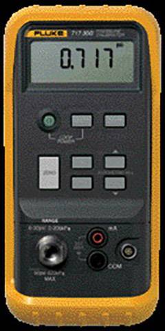 Digitale multimeter met oranje rand toont meetwaarde '0,717'. Apparaat heeft knoppen voor functie-instellingen.