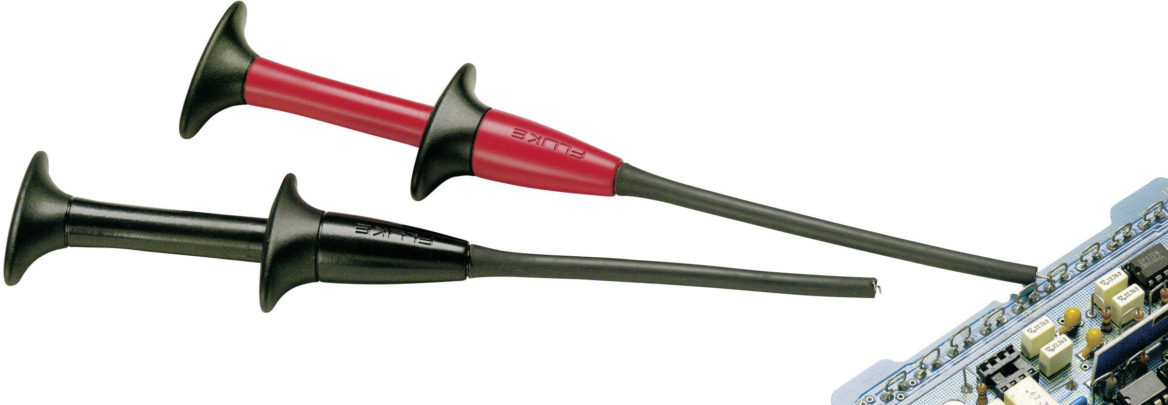 Twee meetpennen, één rode en één zwarte, zijn aangesloten op een elektronische schakeling.