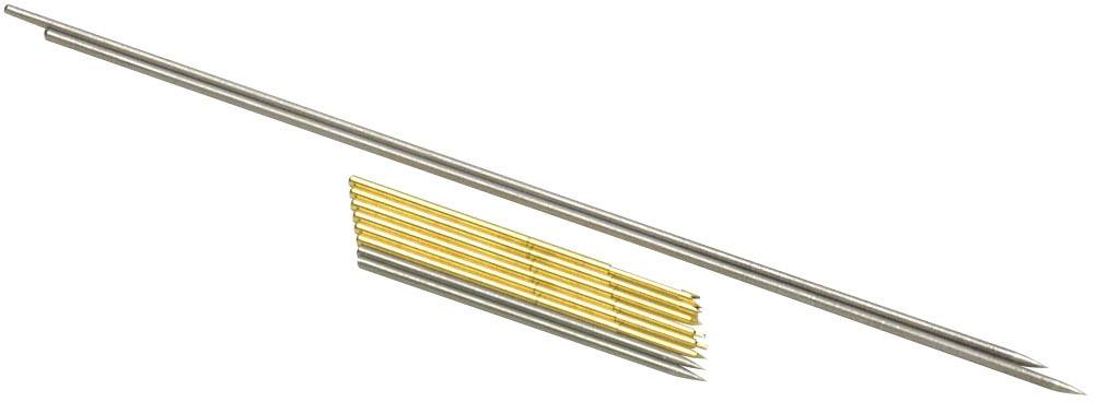 Een lange metalen staaf ligt parallel aan een kleiner bundel kortere, goudkleurige staven op een witte achtergrond.