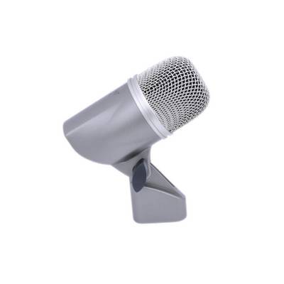 Een zilveren microfoon in modern design, zijdelings gemonteerd op een standaard, tegen een witte achtergrond.