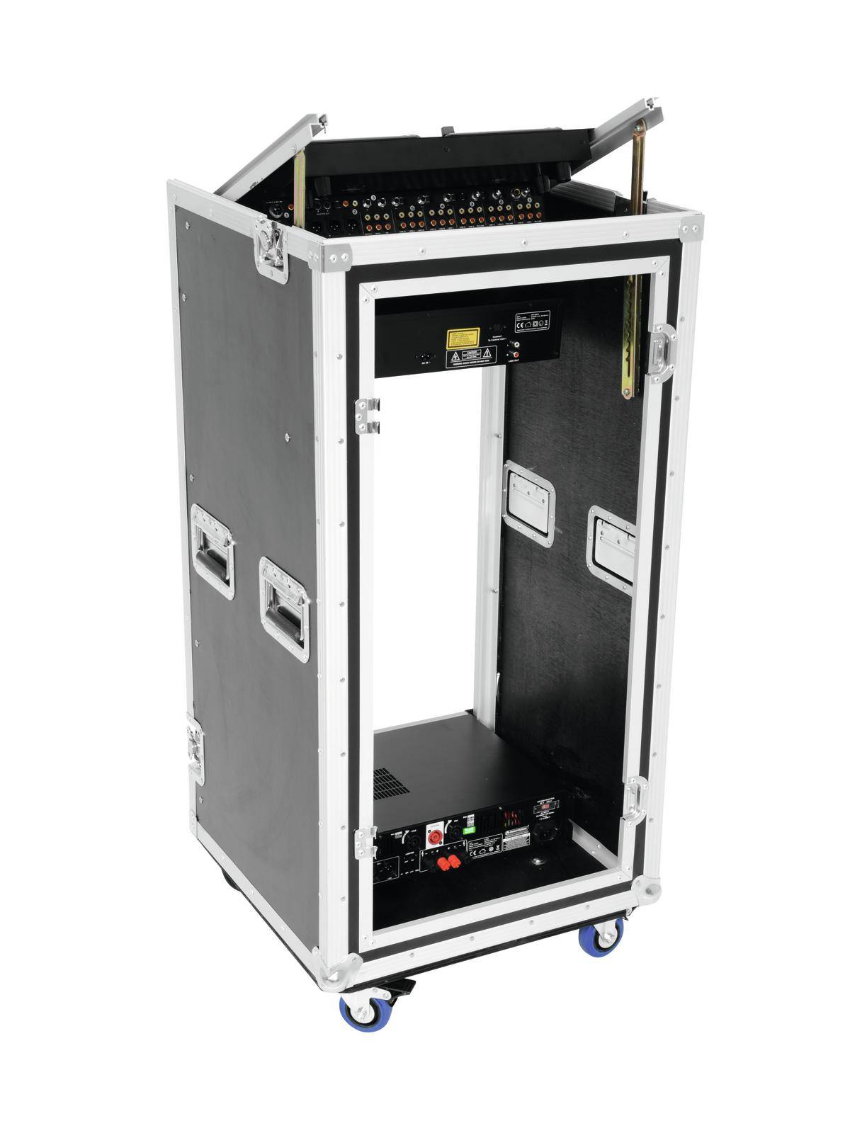 Een zwarte, rechthoekige flightcase staat op kleine wielen. Het heeft zijdelingse handgrepen en een open bovenkant met aansluitingen.