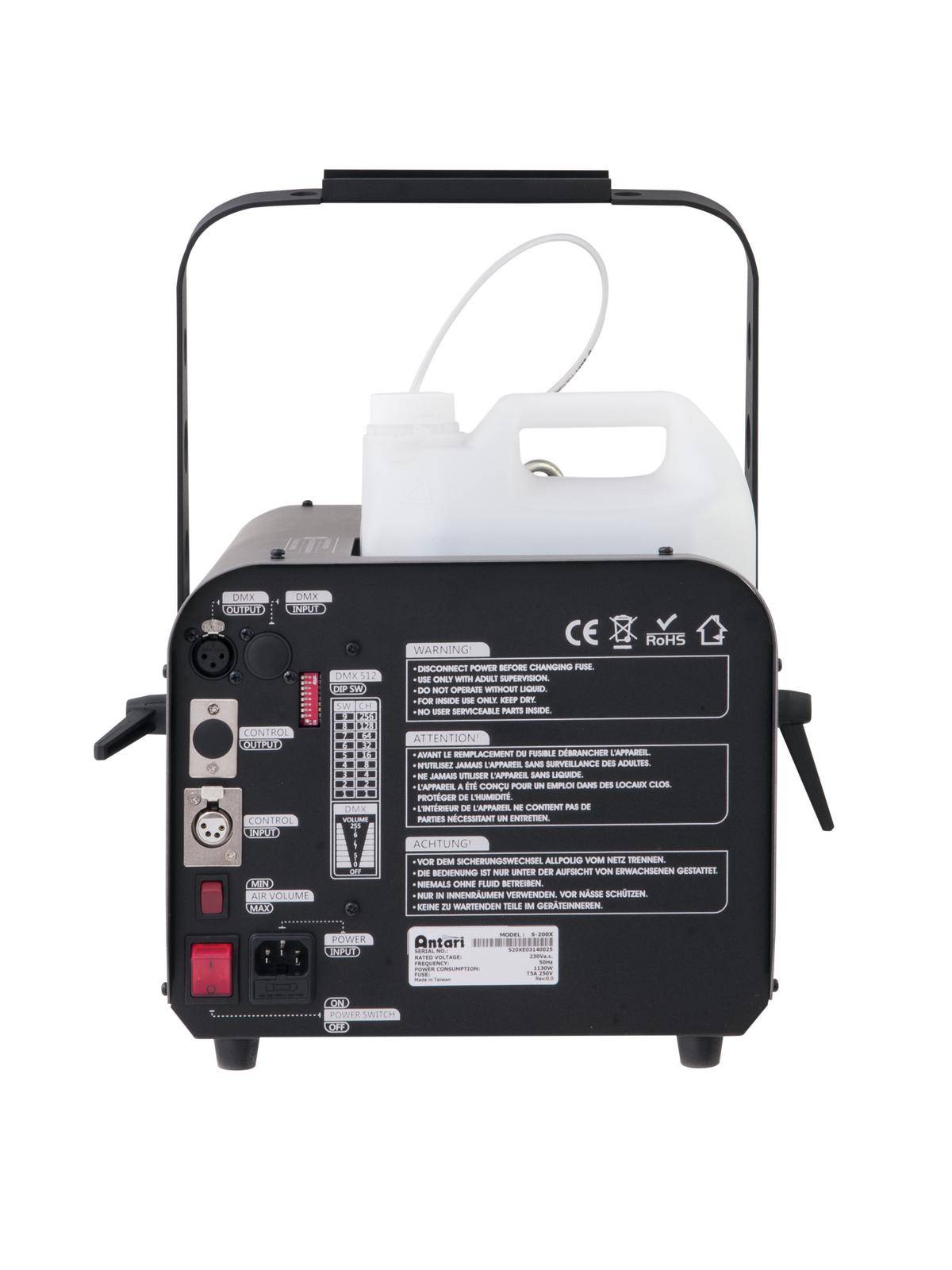 Achterkant van een rookmachinebehuizing met aansluitingen voor besturing en een geïntegreerde vloeistoftank.