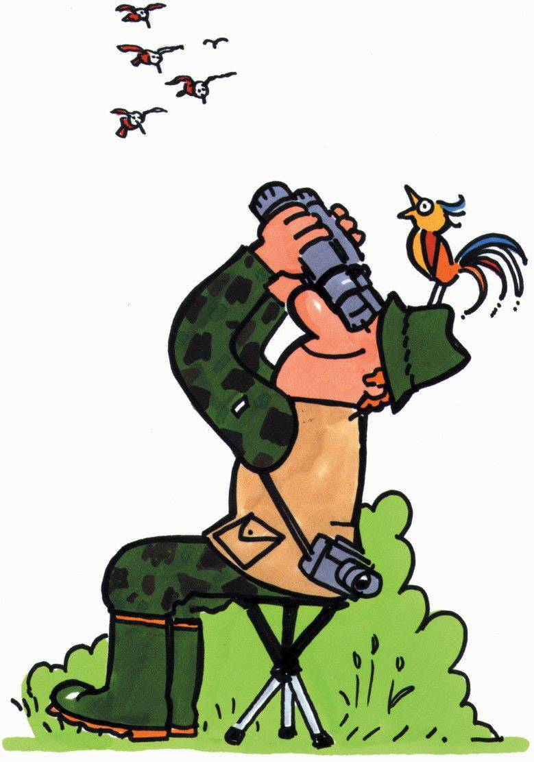 Een man in camouflage-uitrusting bestudeert met een verrekijker vogels aan de hemel. Een vogel zit op zijn hoed.