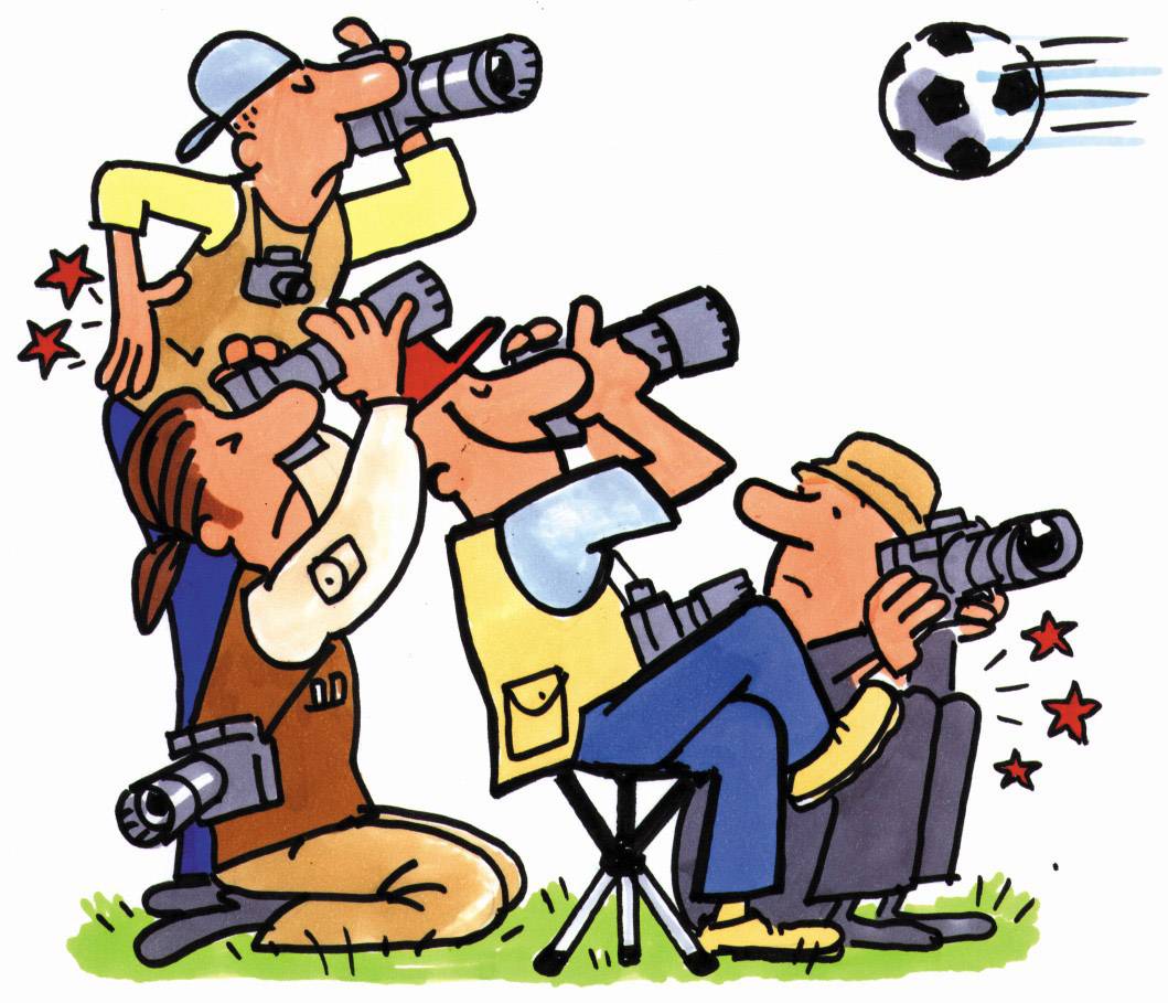 Vier fotografen fotograferen een vliegende voetbal. Ze zijn boven elkaar gestapeld om de beste foto te krijgen.