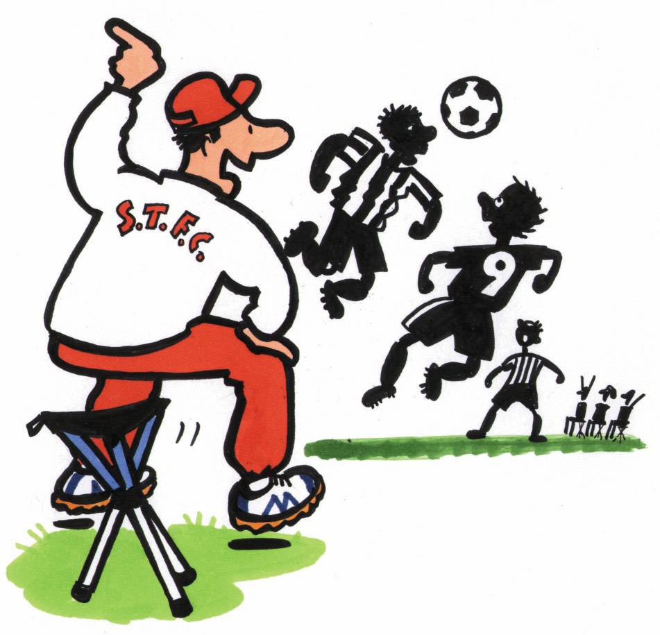 Een voetbaltrainer in rode kleding motiveert twee spelers op het veld. Spelers jagen de bal na. Op de achtergrond staat de scheidsrechter.