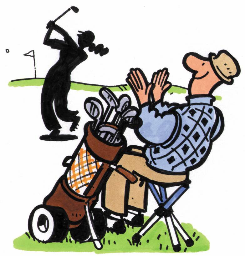 Een zittende man klapt in zijn handen, terwijl een andere persoon golf speelt. Een golfkar met golfclubs staat naast hem op het gazon.