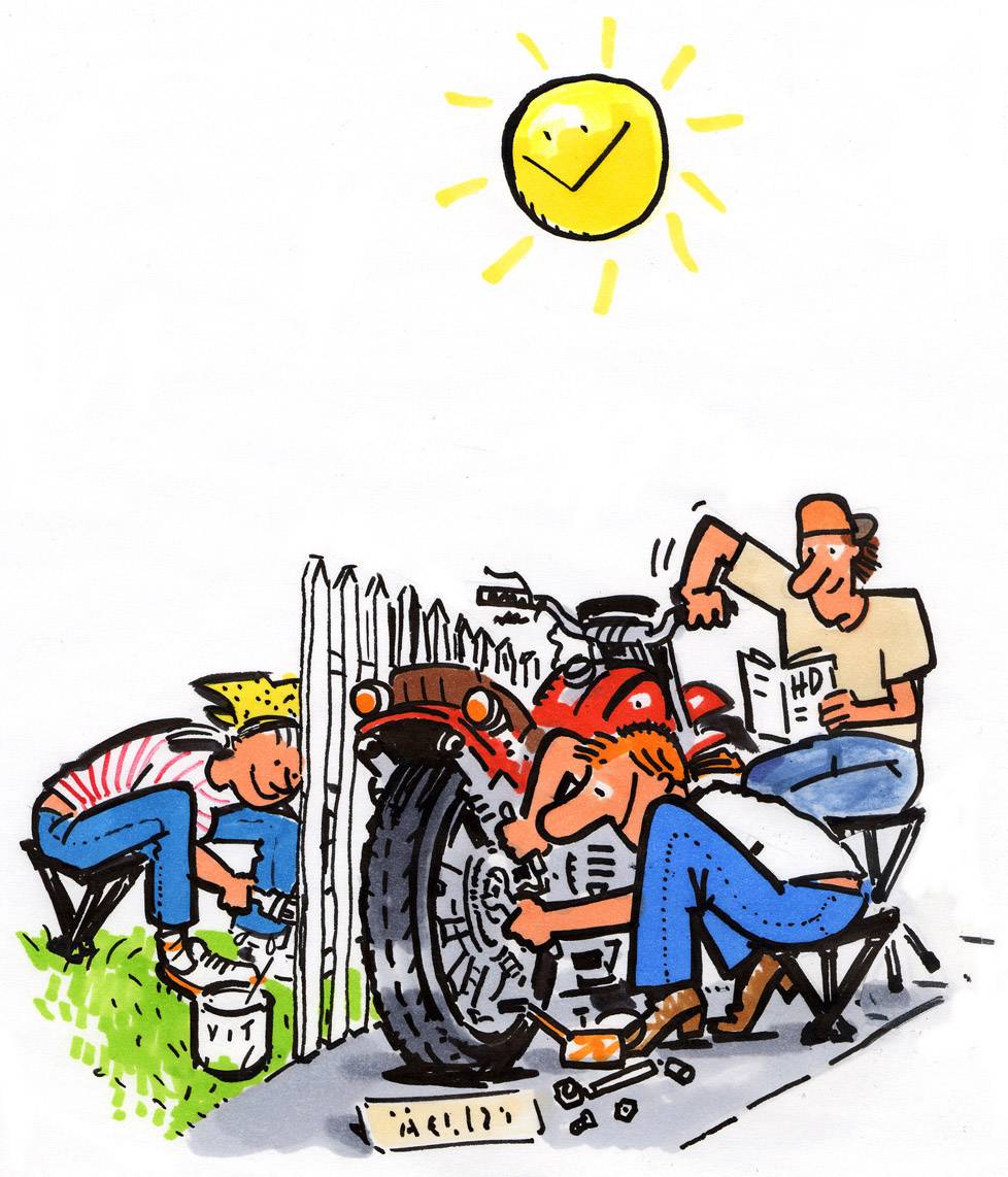 Twee personen repareren een motorfiets op een zonnige dag; een derde persoon leest een handleiding. Op de achtergrond: een witte hek.
