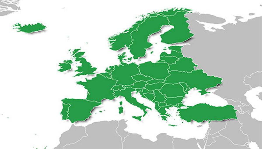 De kaart toont Europa in het groen, met een duidelijke afbakening ten opzichte van aangrenzende regio's in het grijs. Landsgrenzen binnen Europa zijn zichtbaar.