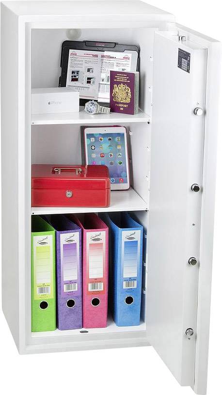 Een geopende witte kluis toont verschillende voorwerpen: mappen, rode geldkist, horloge, tablet, paspoort en overig toebehoren.