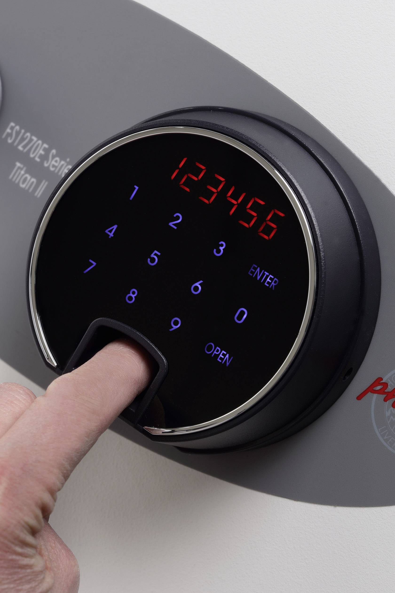 Een hand voert de code '123456' in op een elektronisch cijferslot dat ondersteuning biedt voor biometrische vingerafdrukherkenning.