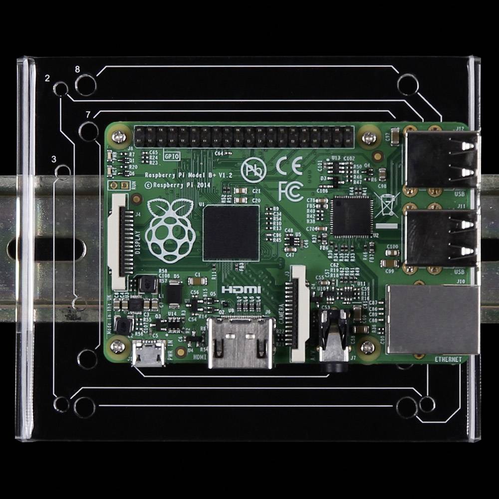 'Raspberry Pi Model B+ V1.2' printplaat gemonteerd op een witte ondergrond, toont elektronische componenten zoals USB-poorten en HDMI-aansluiting.