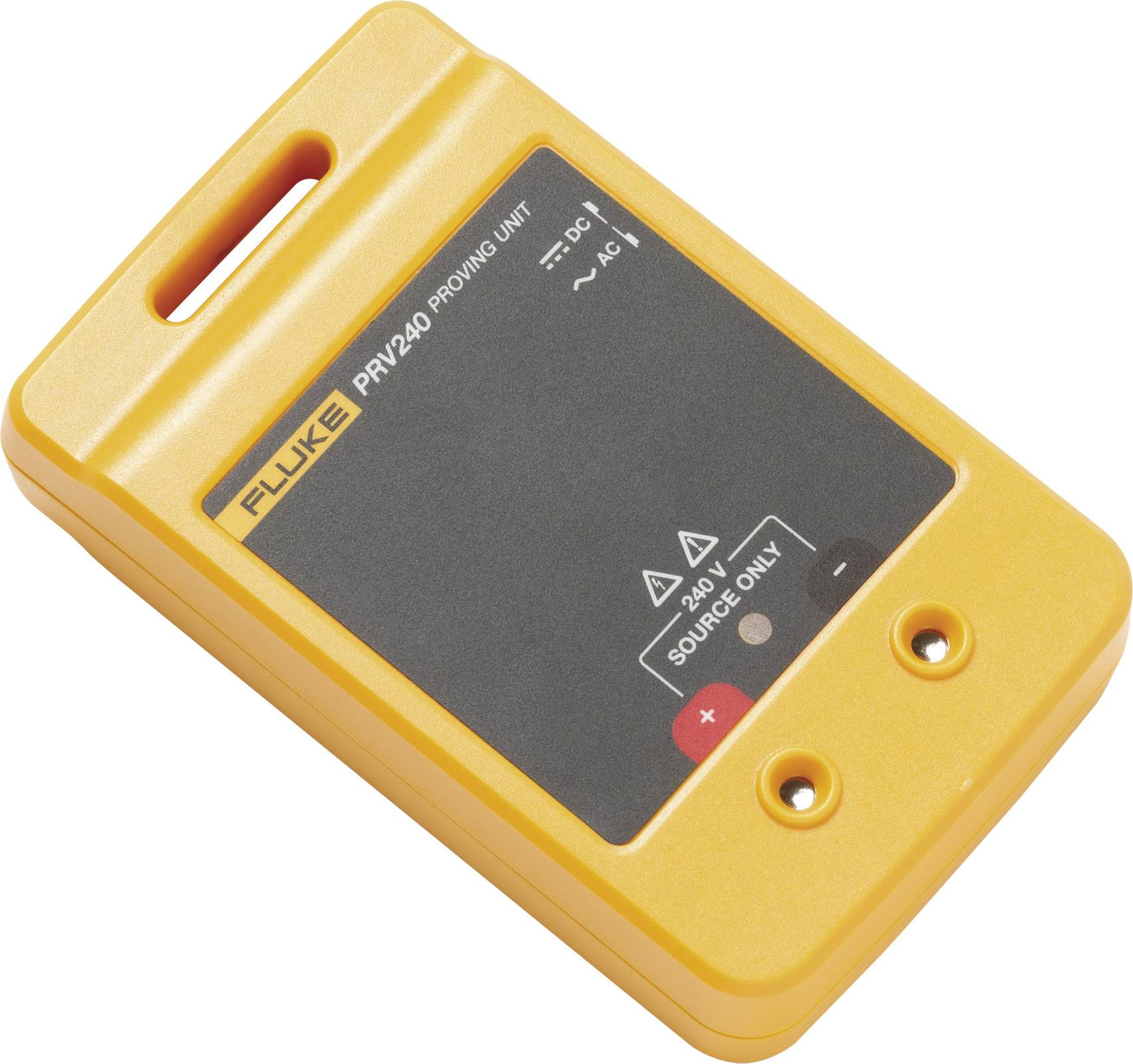 Geel meettoestel met rood-zwarte aansluitingen, tekst 'FLUKE PRV240' linksboven. Wordt gebruikt voor het testen van elektrische meetinstrumenten.