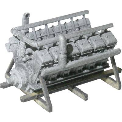 Een grijze modelversie van een V12-motor met zichtbare cilinders en leidingen, gemonteerd op een frame.