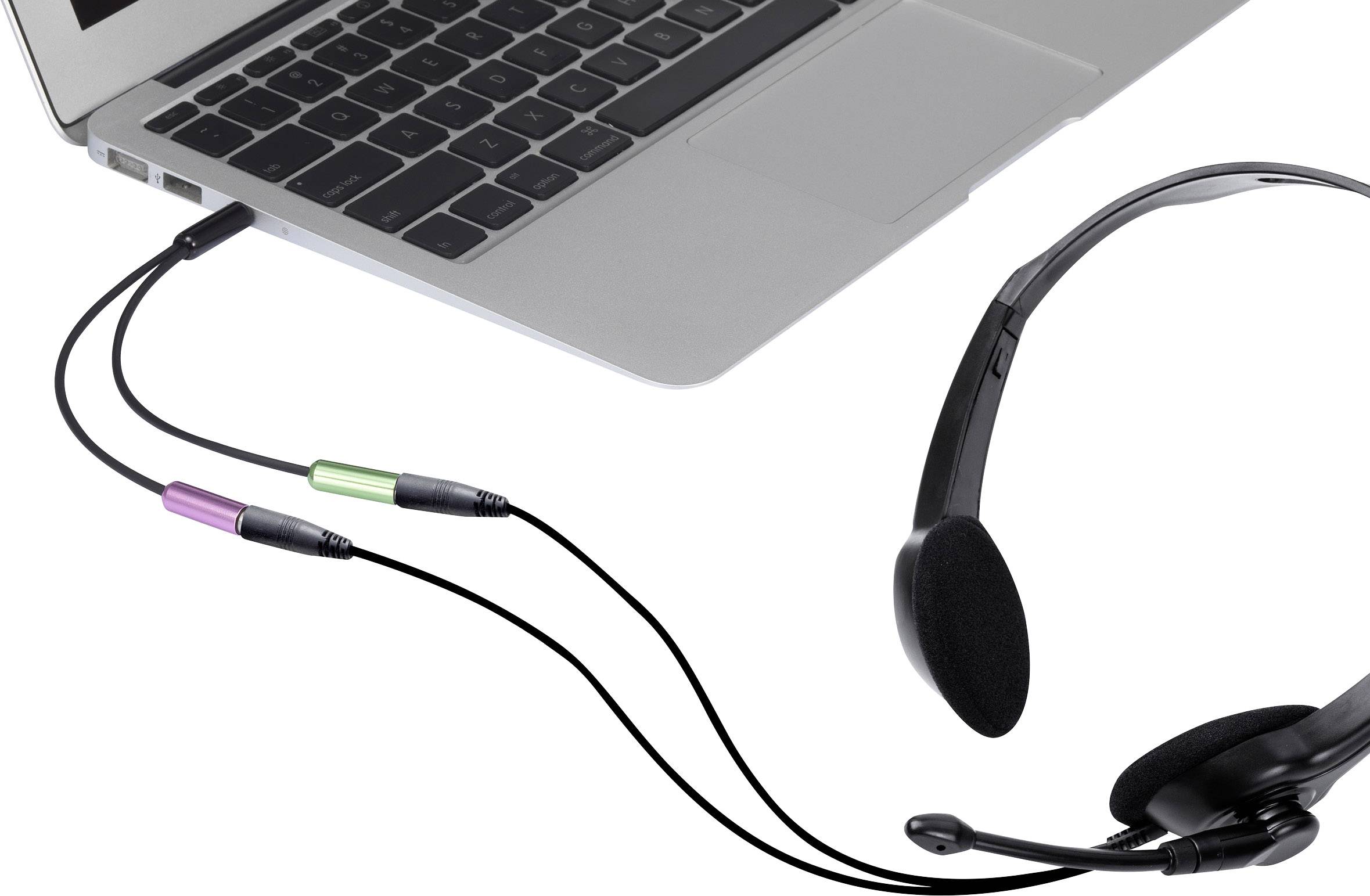 Laptop verbonden met een headset via een Y-kabel met twee aansluitingen. Headset ligt horizontaal, microfoon wijst naar beneden.