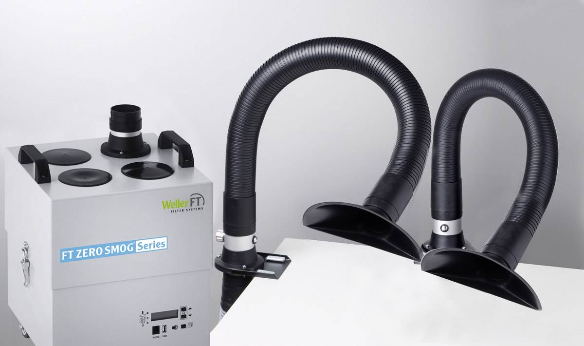 Rookafzuigsysteem met twee flexibele slangen en afzuigkappen, geschikt voor gebruik op elektronische werkplekken.