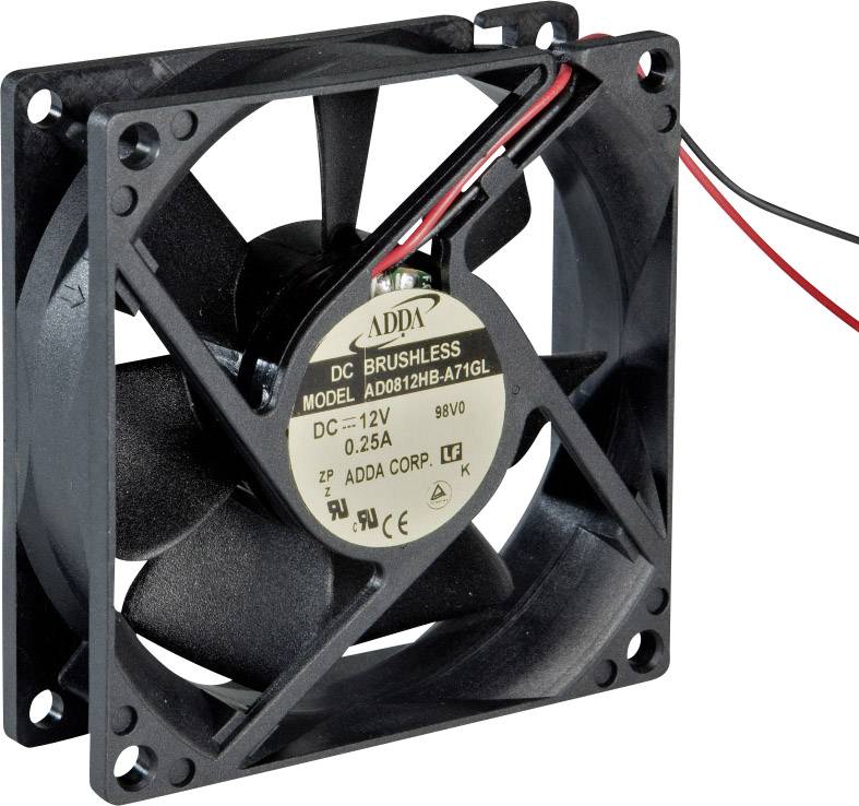 Zwarte computerventilator met etiket waarop technische specificaties zoals modelnummer en spanning in volt zijn vermeld.