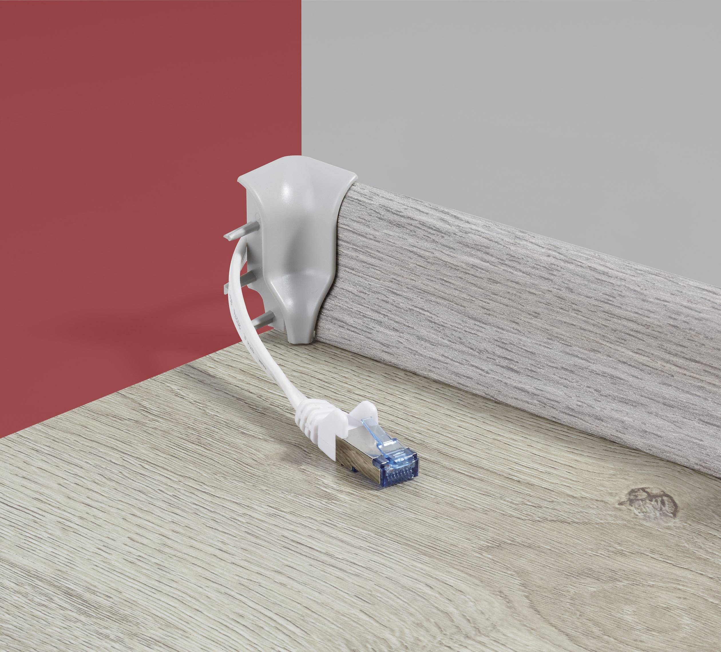 Een netwerkkabel die is bevestigd aan een houten lat met behulp van een clipssysteem. Het systeem houdt de kabel georganiseerd en op zijn plaats.