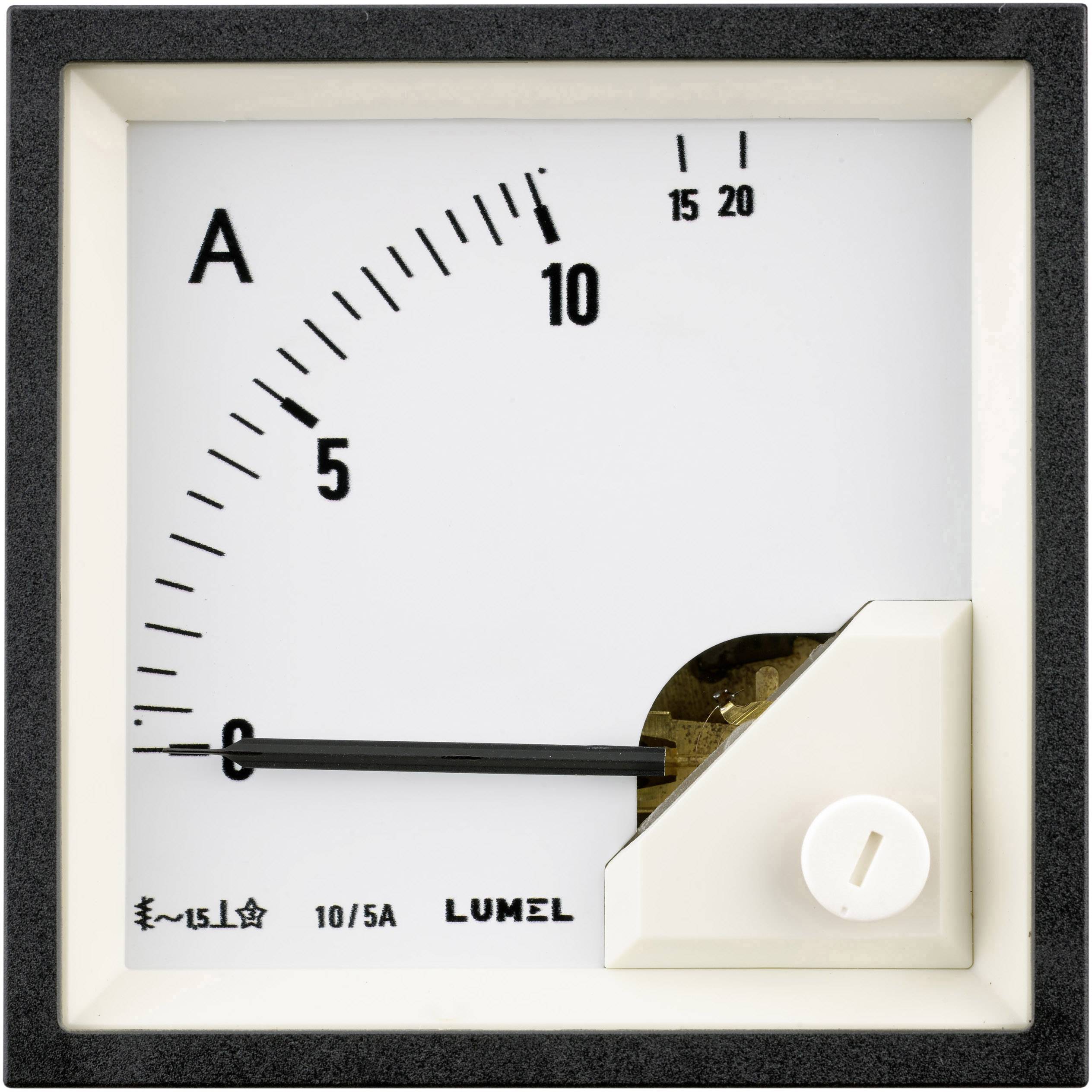 Analoge ampèremeter toont een stroom van 0 ampère. Schaal van 0 tot 20. Fabrikantsnaam 'LUMEL' is onderaan zichtbaar.
