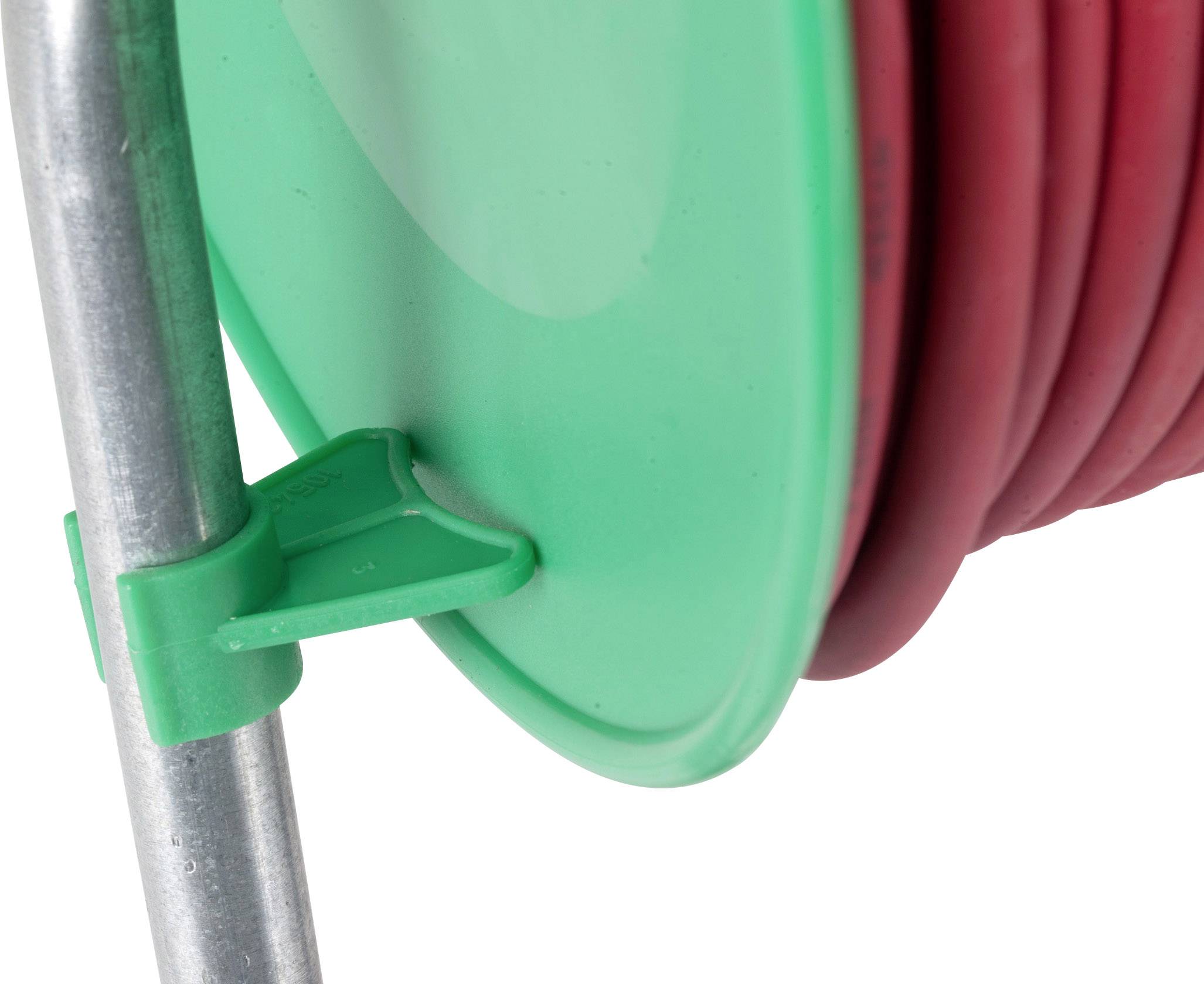 Metalen standaard met groene kunststof houder en rood opgerold snoer, close-up.