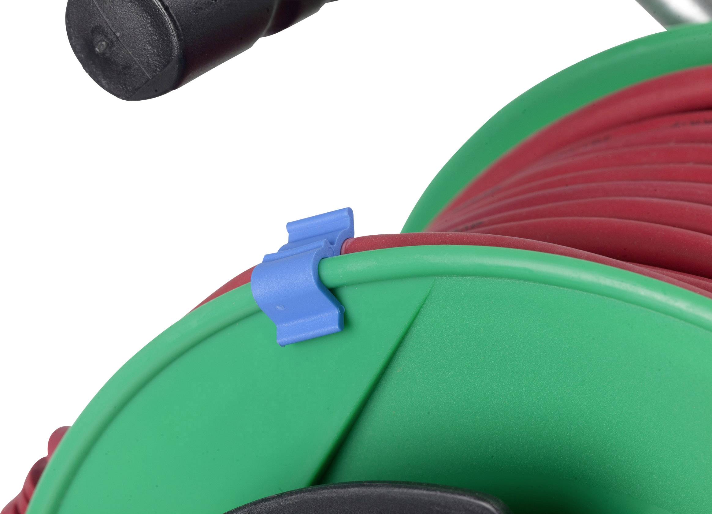 Close-up van een groene slangenwagen met een rode slang en een blauwe clip. Geschikt voor tuin- en irrigatiewerkzaamheden.