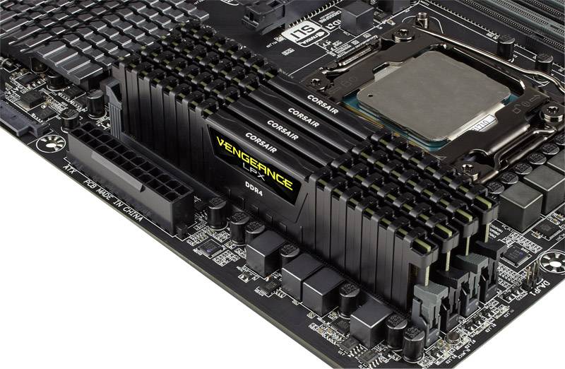 Close-up van een computermoederbordinstallatie met een Corsair Vengeance LPX DDR4-RAMmodule en een CPU, gemonteerd in een socket.