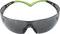 Een grijze veiligheidsbril met groene accenten en gebogen pootjes, geschikt voor gebruik in de industrie of bij sportactiviteiten.