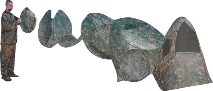 Een persoon in camouflage-uitrusting zet in verschillende stappen een camouflage-tent op. De tent ontvouwt zich van een platte cirkel tot een rechtopstaande tent.