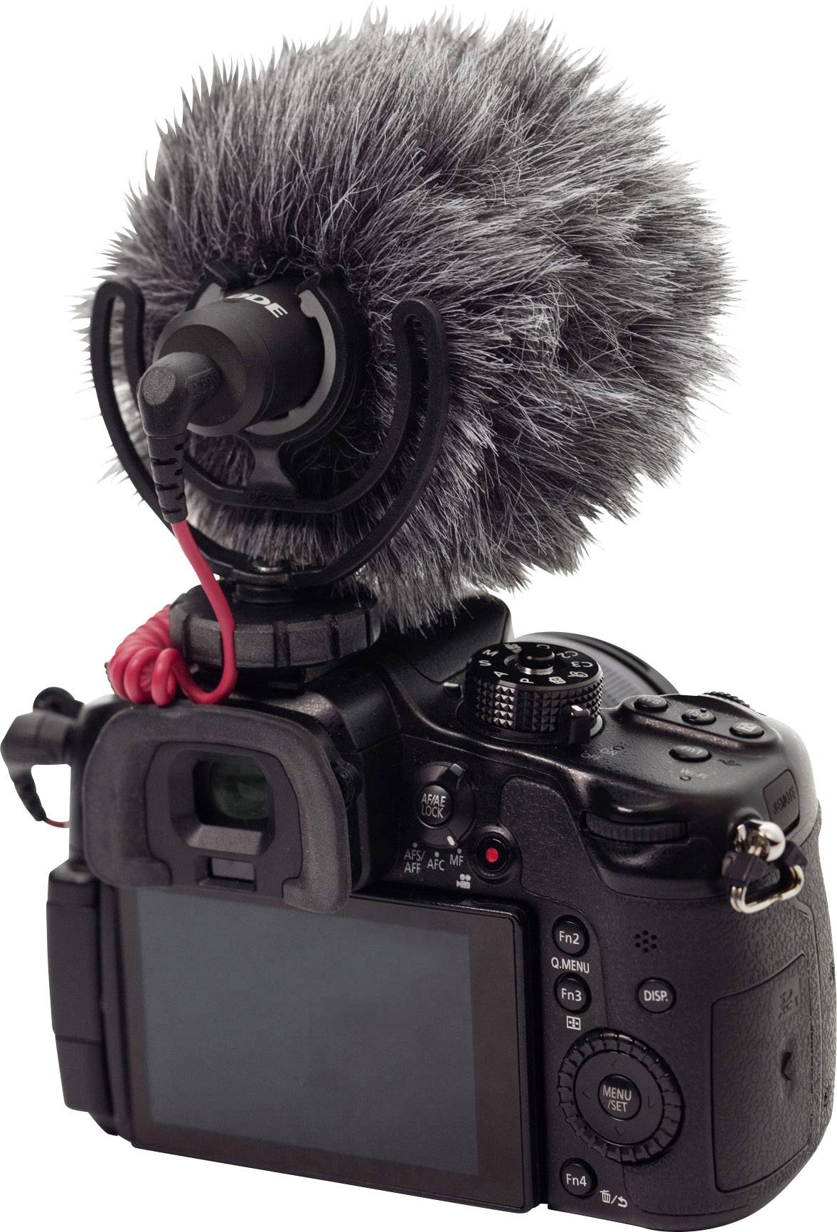 Camera gemonteerd met een groot microfoon en windkap, geschikt voor video- of geluidsopnamen in buitenomgevingen.