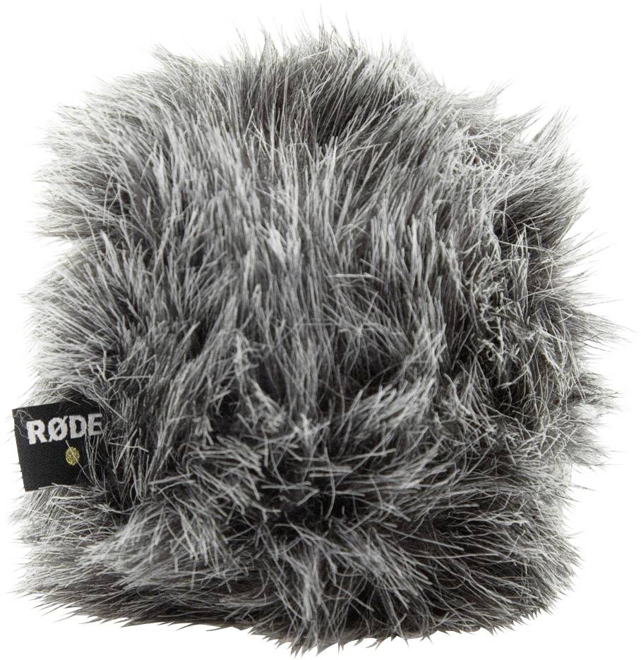 Een grijze, pluizige windkap voor microfoons met een klein, zwart etiket met witte tekst aan de zijkant.