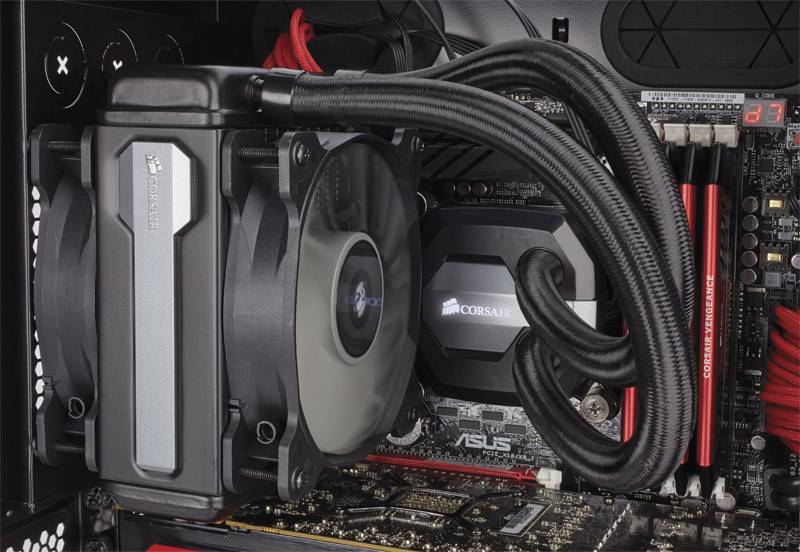 Een computerbehuizing met ingebouwd koelsysteem, bestaande uit een koellichaam, ventilator en verbonden slangen, toont een krachtige hardwareconfiguratie.