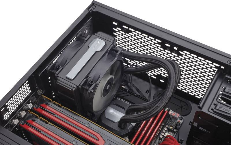 Een geopende computerbehuizing onthult een CPU-waterkoelsysteem en RAM-modules in rode sleuven op het moederbord.
