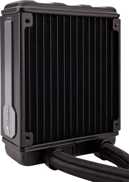 Zwarte pc-koeler met ribben en twee aansluitslangen. Compact ontwerp, geschikt voor efficiënte warmteafvoer in computers.