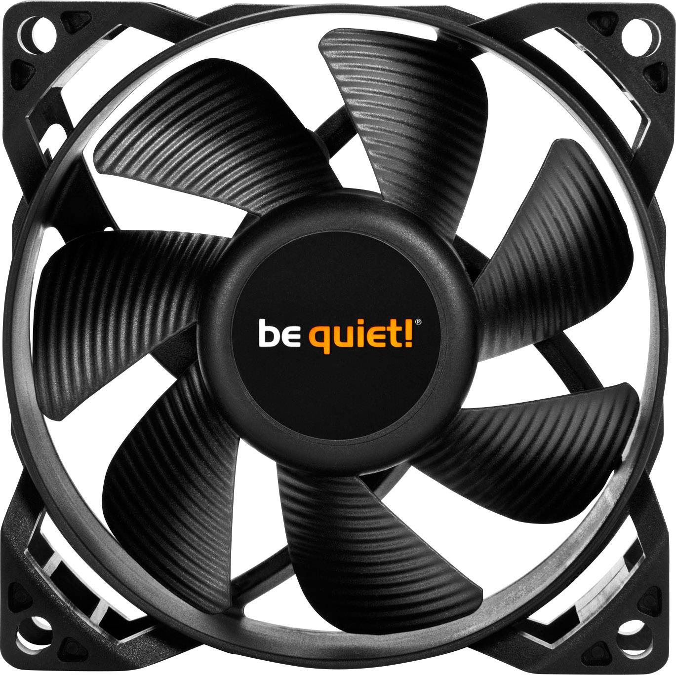Zwarte computerfan van het merk 'be quiet!' met vijf bladen; bestemd voor de koeling van elektronische apparaten.