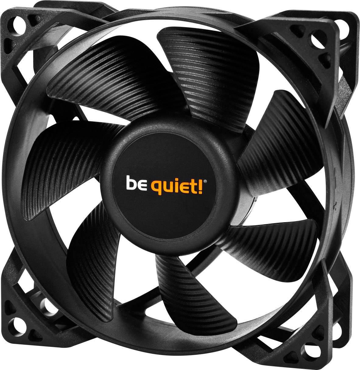 Een zwarte computerfan van 'be quiet!' met vijf rotorbladen en montagebevestigingsgaten in de hoeken, geschikt voor koeling.