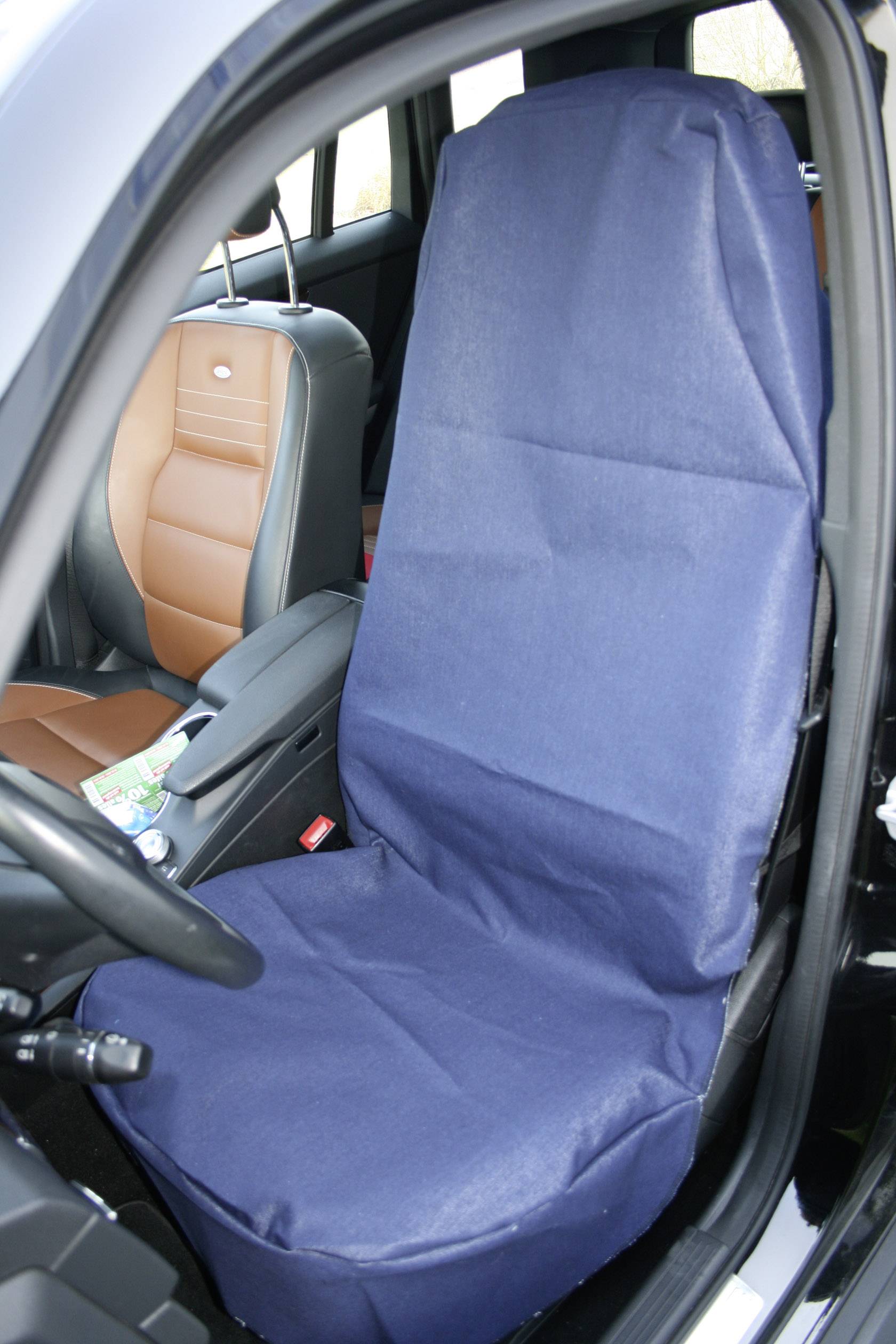 Blauwe autostoelhoes in de auto. Beschermt de stoel tegen vuil en slijtage, geschikt voor verschillende voertuigmodellen.