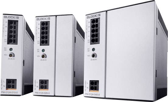 Drie zilveren elektronische apparaten naast elkaar, elk met een zwart aansluitveld en de aanduiding 'BLOCK'. De apparaten hebben de modelnummers 'PM-0124-031-0', 'PM-0124-020-0' en 'PM-0124-045-0'.