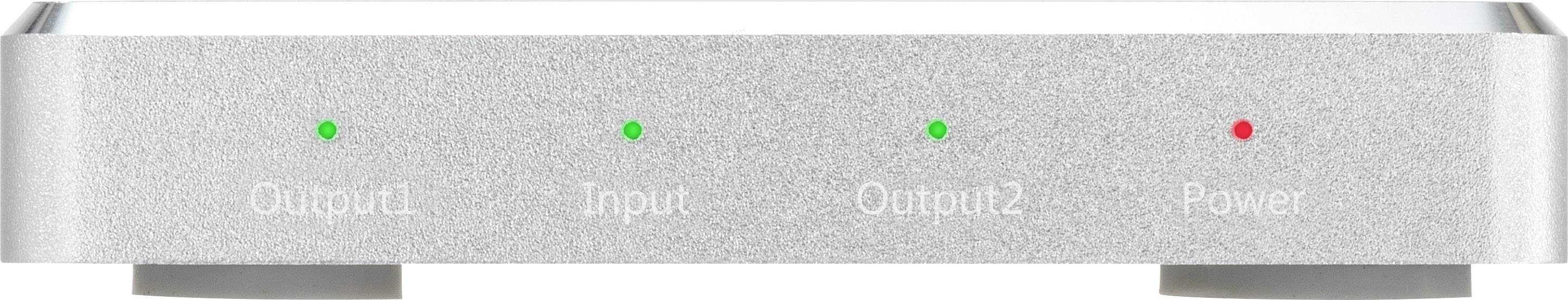 Een zilveren apparaat met vier lampjes: 'Output1', 'Input', 'Output2/4', 'Power'. De lampjes zijn groen en rood.
