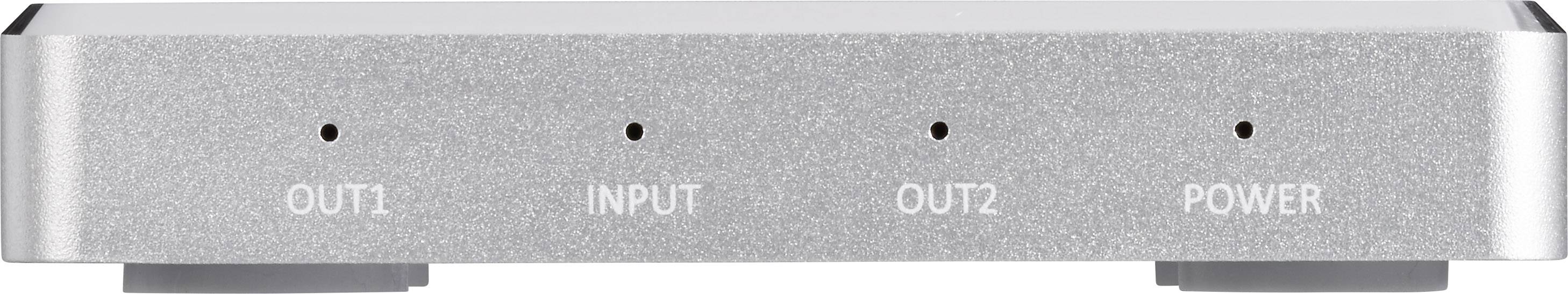 Een zilveren, rechthoekige adapter met opschriften: 'OUT 1', 'INPUT', 'OUT 2', 'POWER'. Stekergaten boven elke tekst.