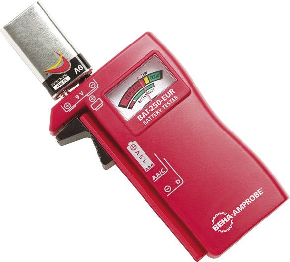 Een rood batterijtest-apparaat met digitale weergave toont de laadstatus van de batterij. Een 9V-batterij is bevestigd.