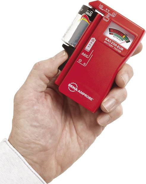 Een hand houdt een rode batterij-indicator met schaal en een geplaatste batterij. Het apparaat toont de batterijstatus.