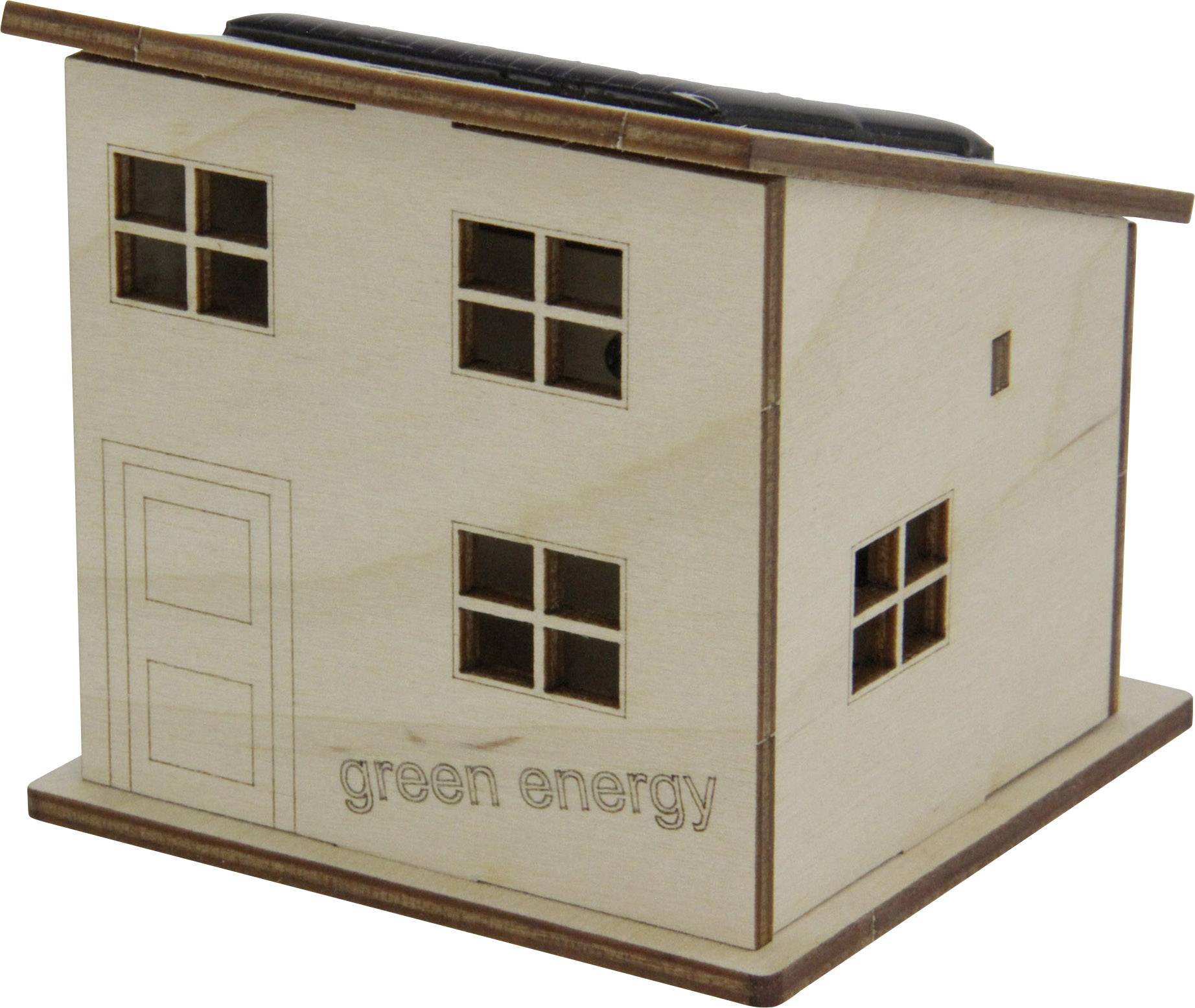 Klein houten huismodel met een plat dak en de tekst 'green energy' erop gedrukt. Het symboliseert duurzaam bouwen en hernieuwbare energie.