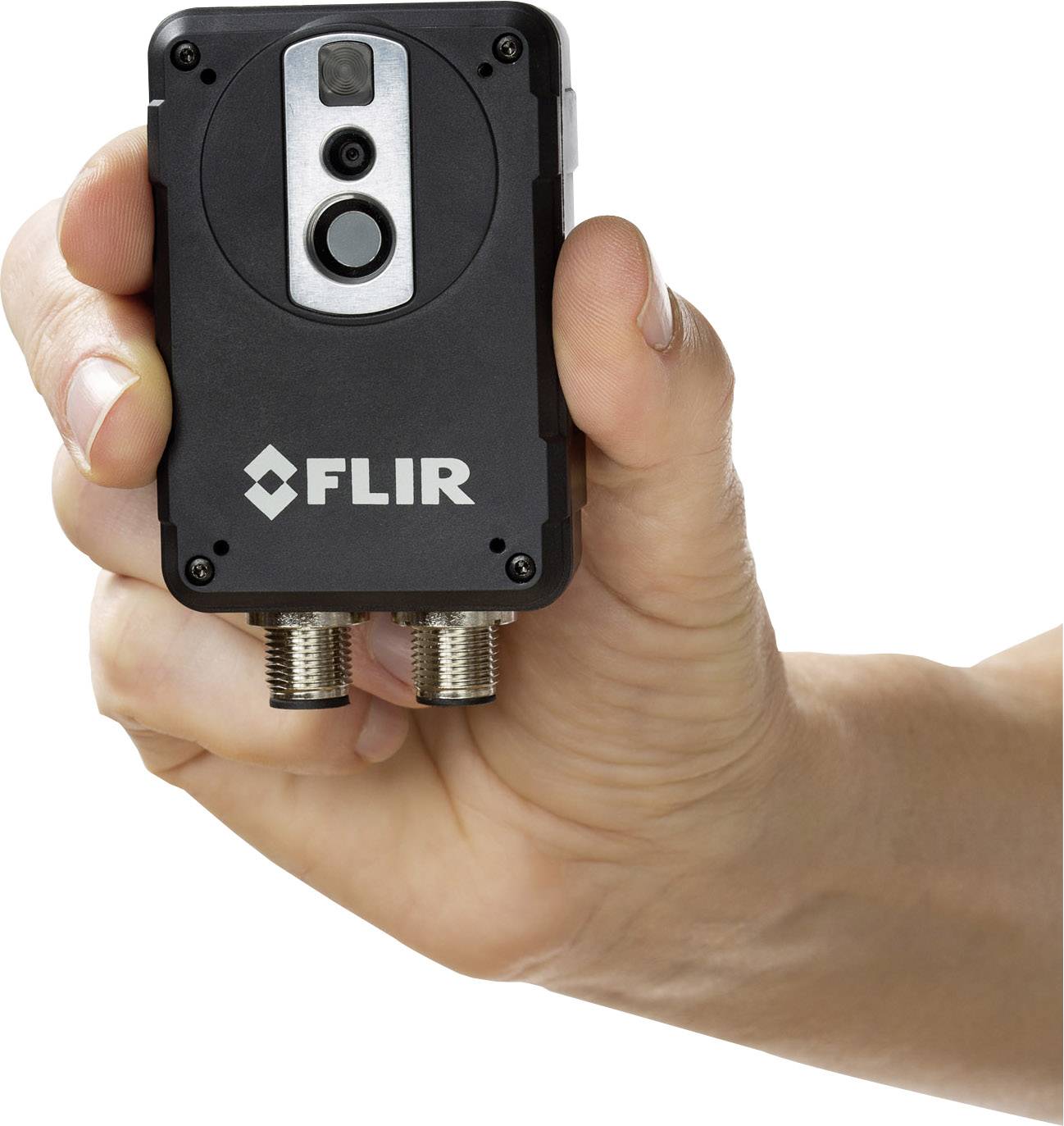 Een hand houdt een compacte warmtebeeldcamera van FLIR vast met twee aansluitingen onderaan.
